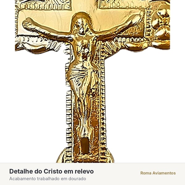 Detalhe do Cristo em relevo no crucifixo da Trindade dourado 3,5cm