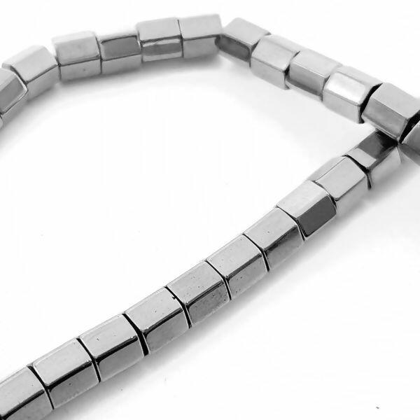 detalhe-fio-micanga-cubo-prata-089380