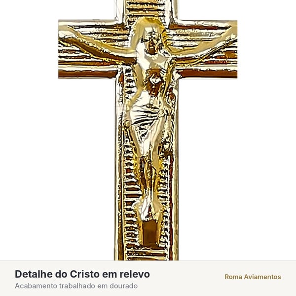 Detalhe do Cristo em relevo no crucifixo da Trindade dourado
