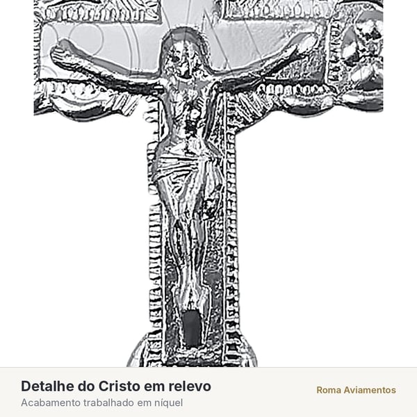 Detalhe do Cristo em relevo no crucifixo da Trindade níquel 3,5cm