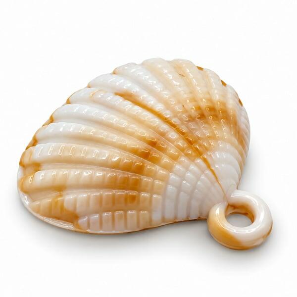 Pingente Conchas Bege Acrílico 17x19mm - vista lateral