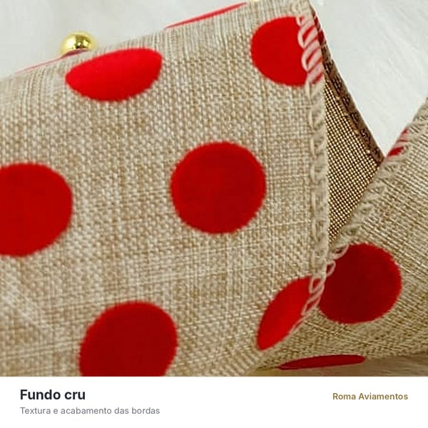 Detalhe da textura e das bordas da fita Natal Princess bolinhas vermelho e cru