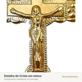 Detalhe do Cristo em relevo no crucifixo da Trindade dourado 3,5cm