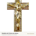 Detalhe do Cristo em relevo no crucifixo da Trindade dourado