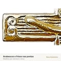 Arabescos e frisos do crucifixo da Trindade dourado para terço
